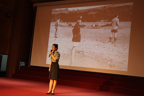 学生杨冰丽演讲中.jpg